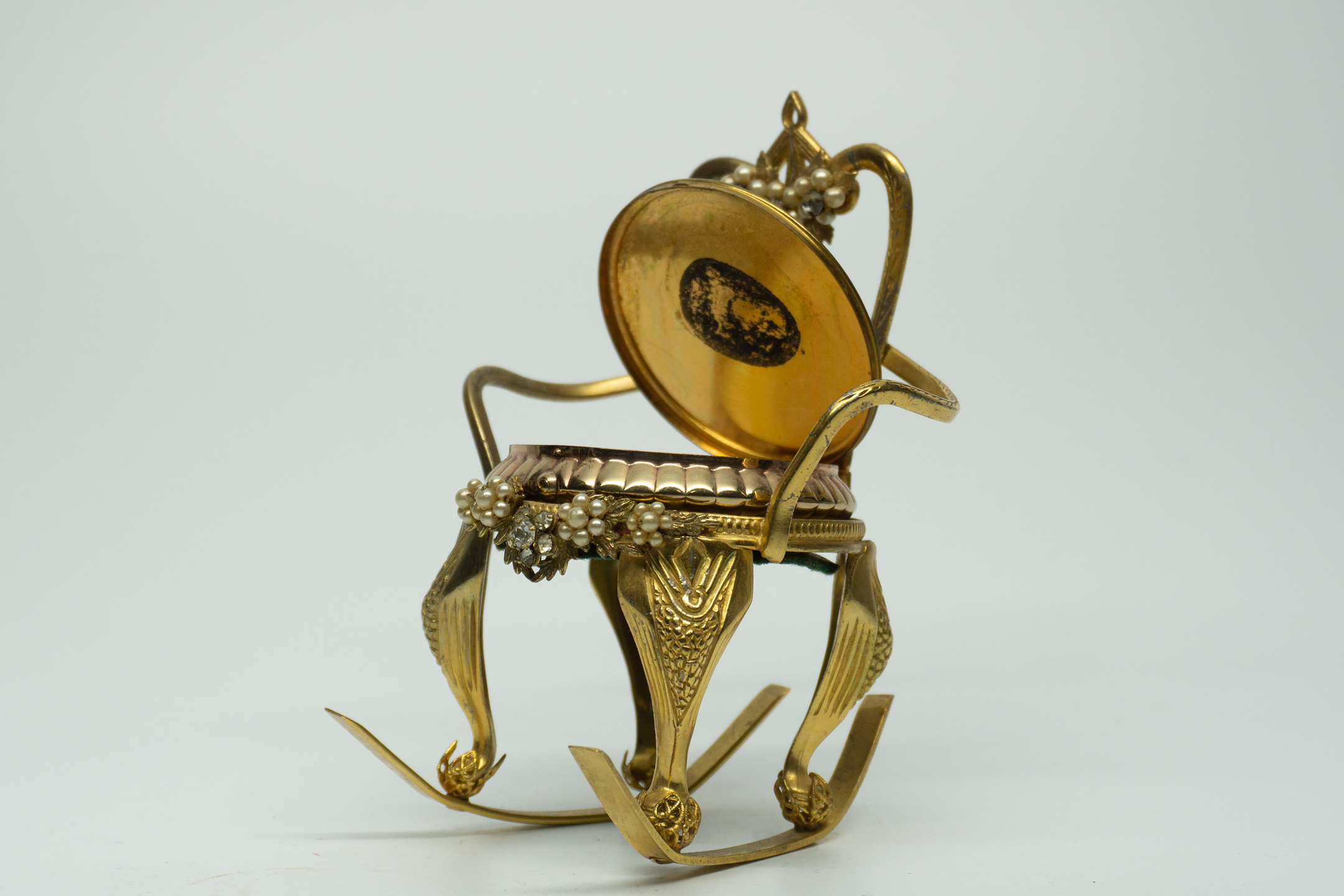 By Robert Chair Compact