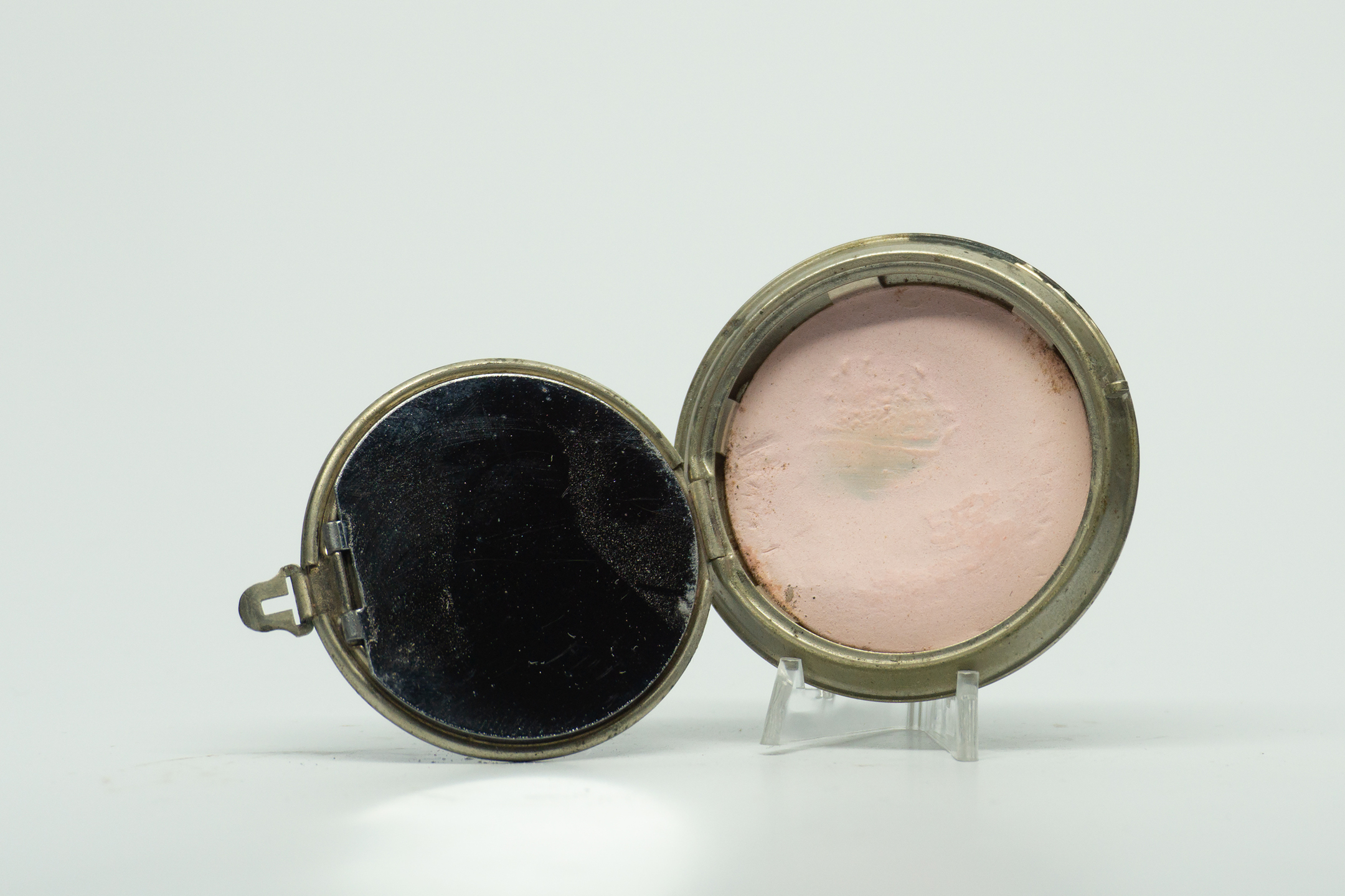 Richard Hudnut Deauville Compact