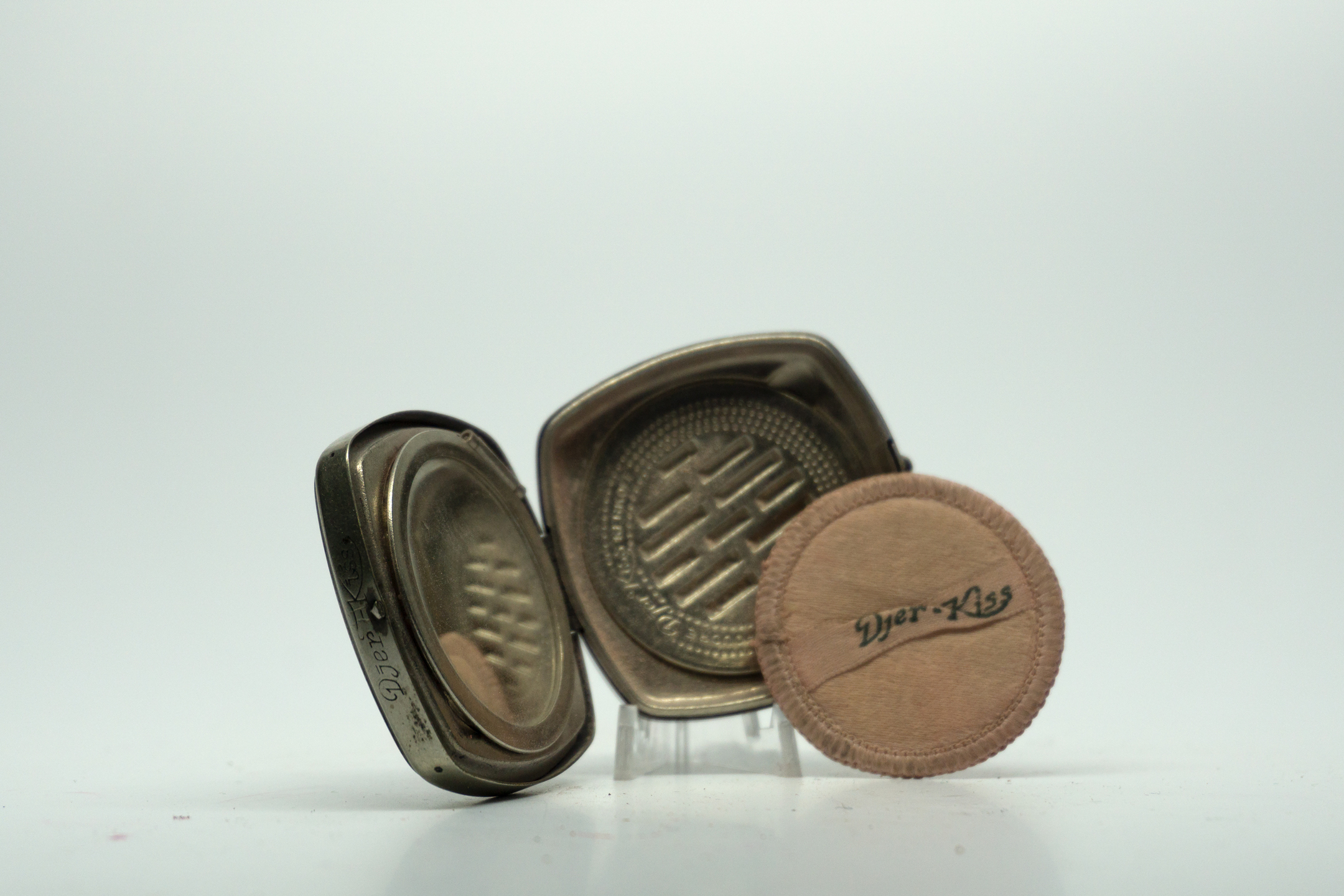 Djer Kiss Kissing Faires Compact