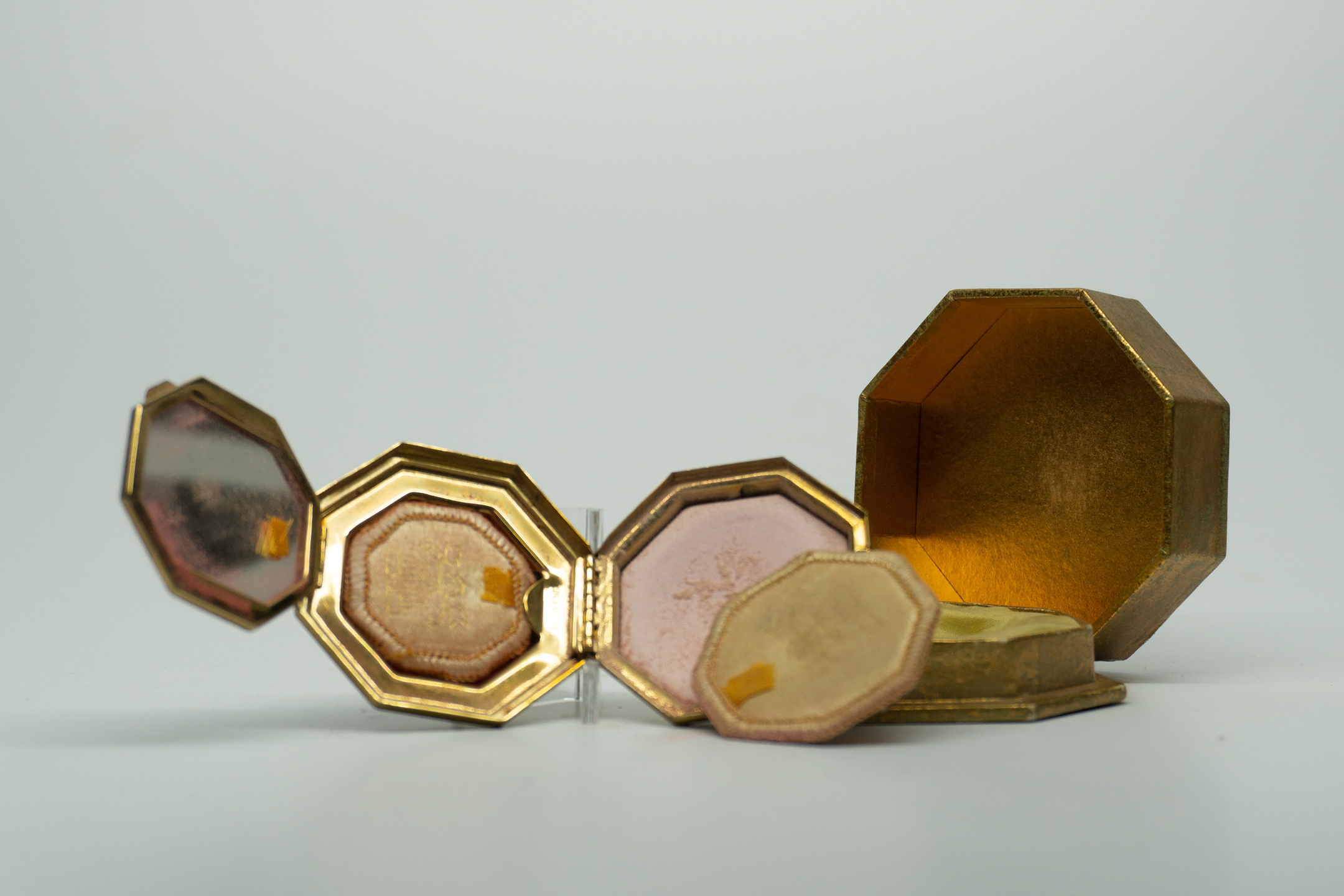 Le Debut Noir Richard Hudnut Compact