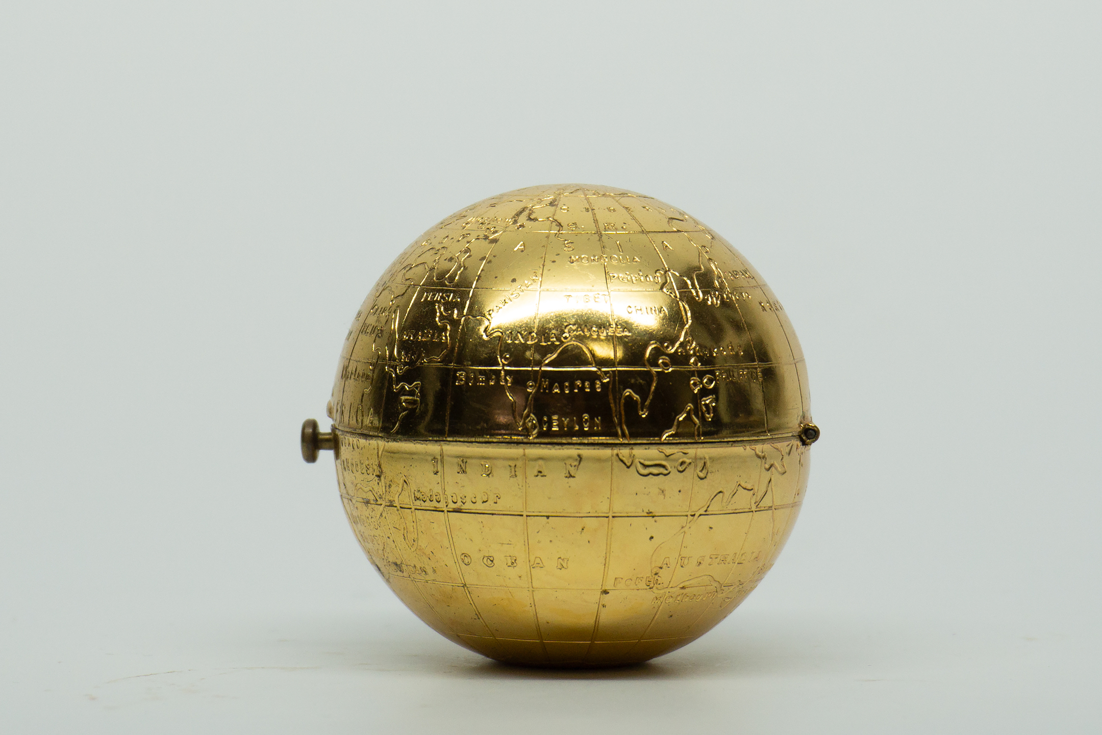 Pygmalion Globe Compact
