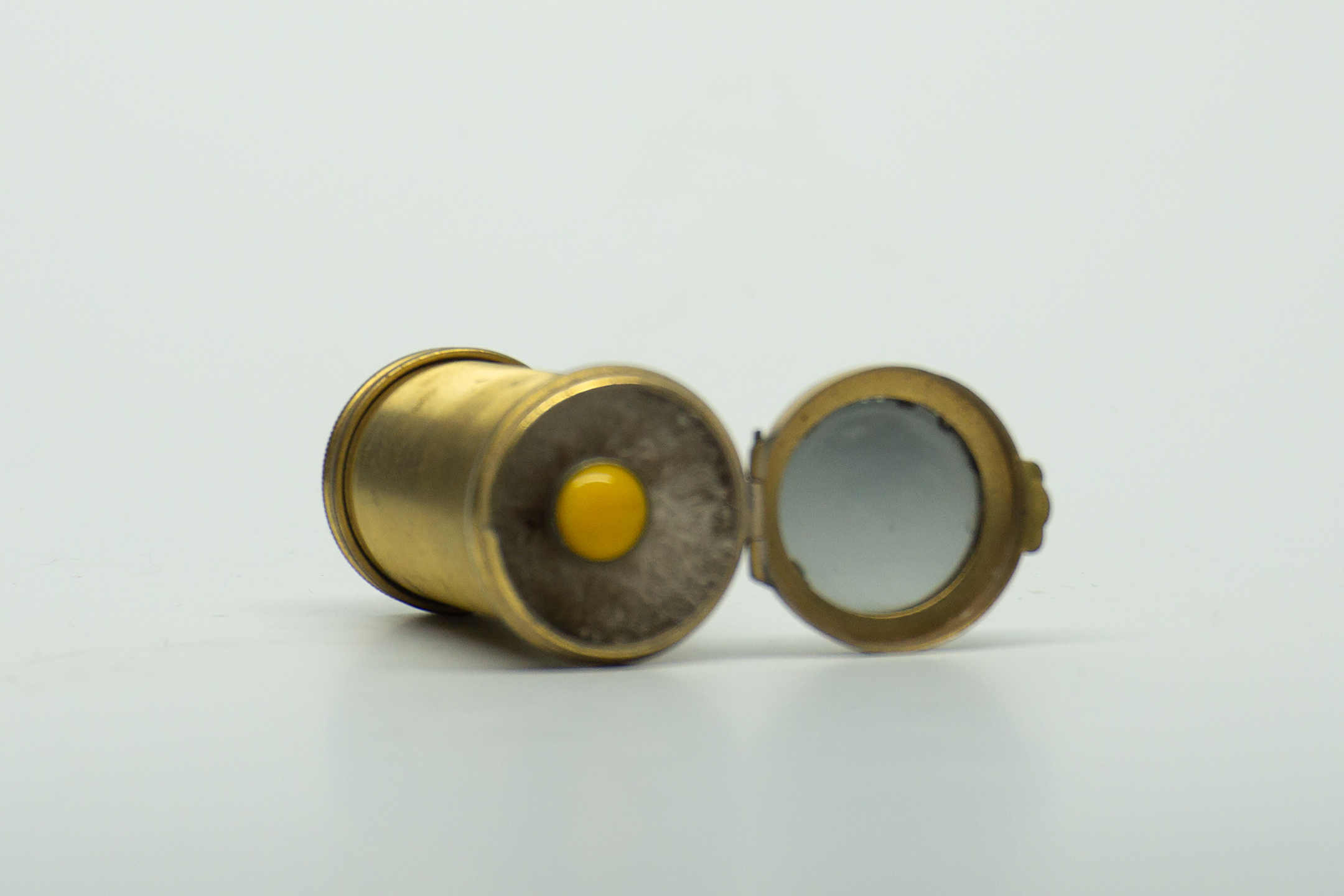 Le Pomponette Puff in Case with Mirror