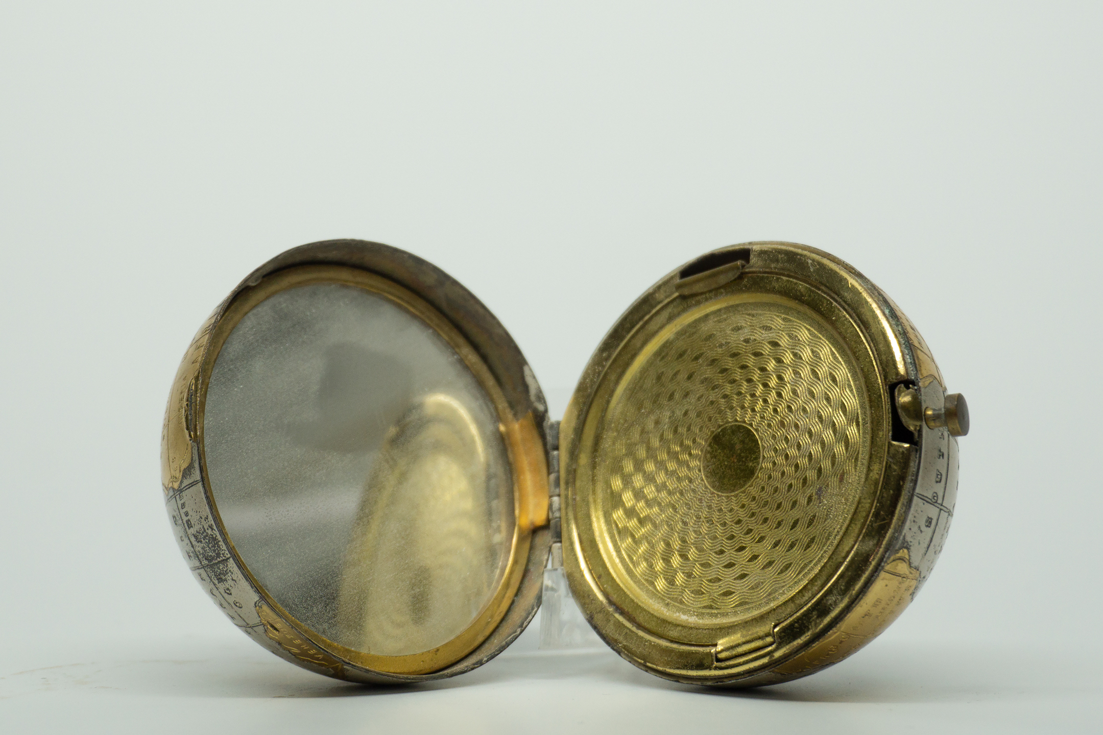 Pygmalion Globe Compact