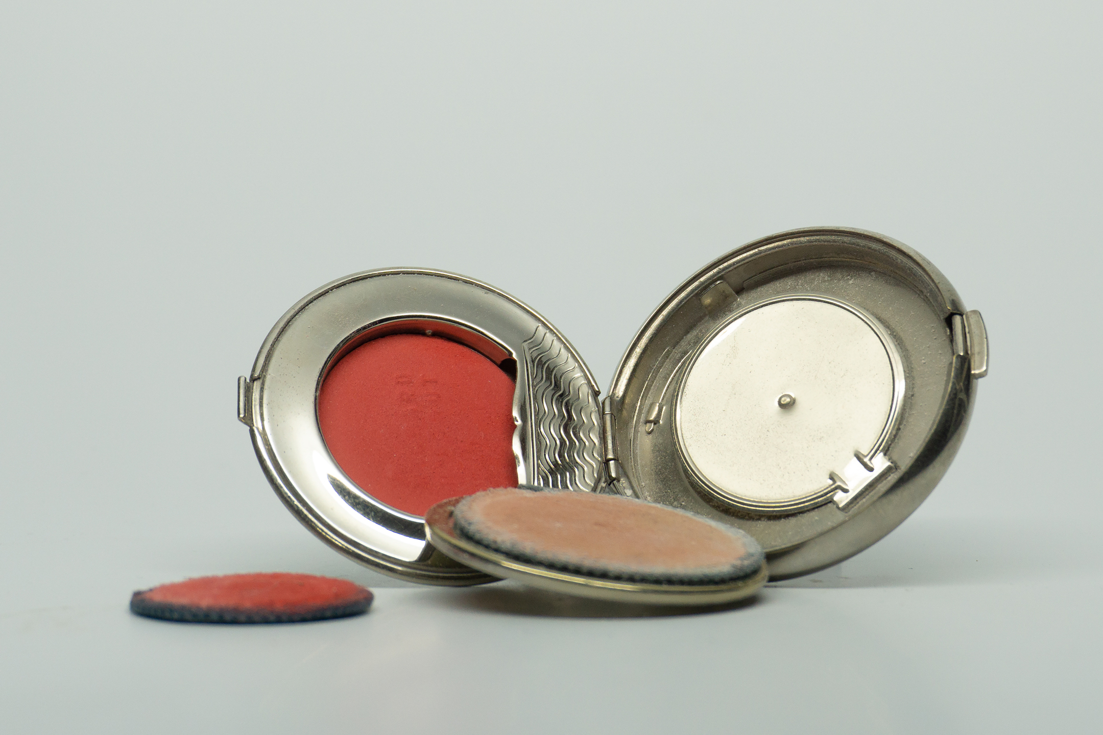 Richard Hudnut Deauville Compact