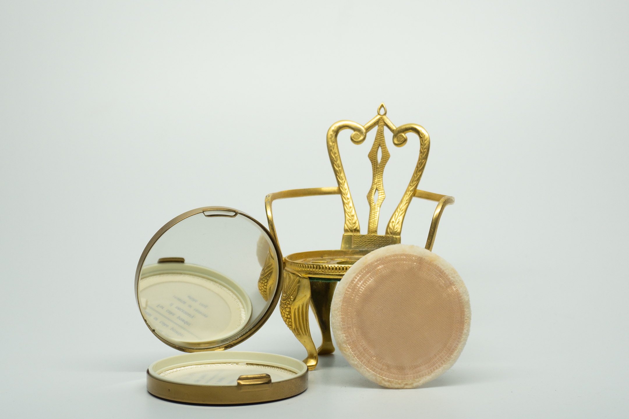 By Robert Chair Compact