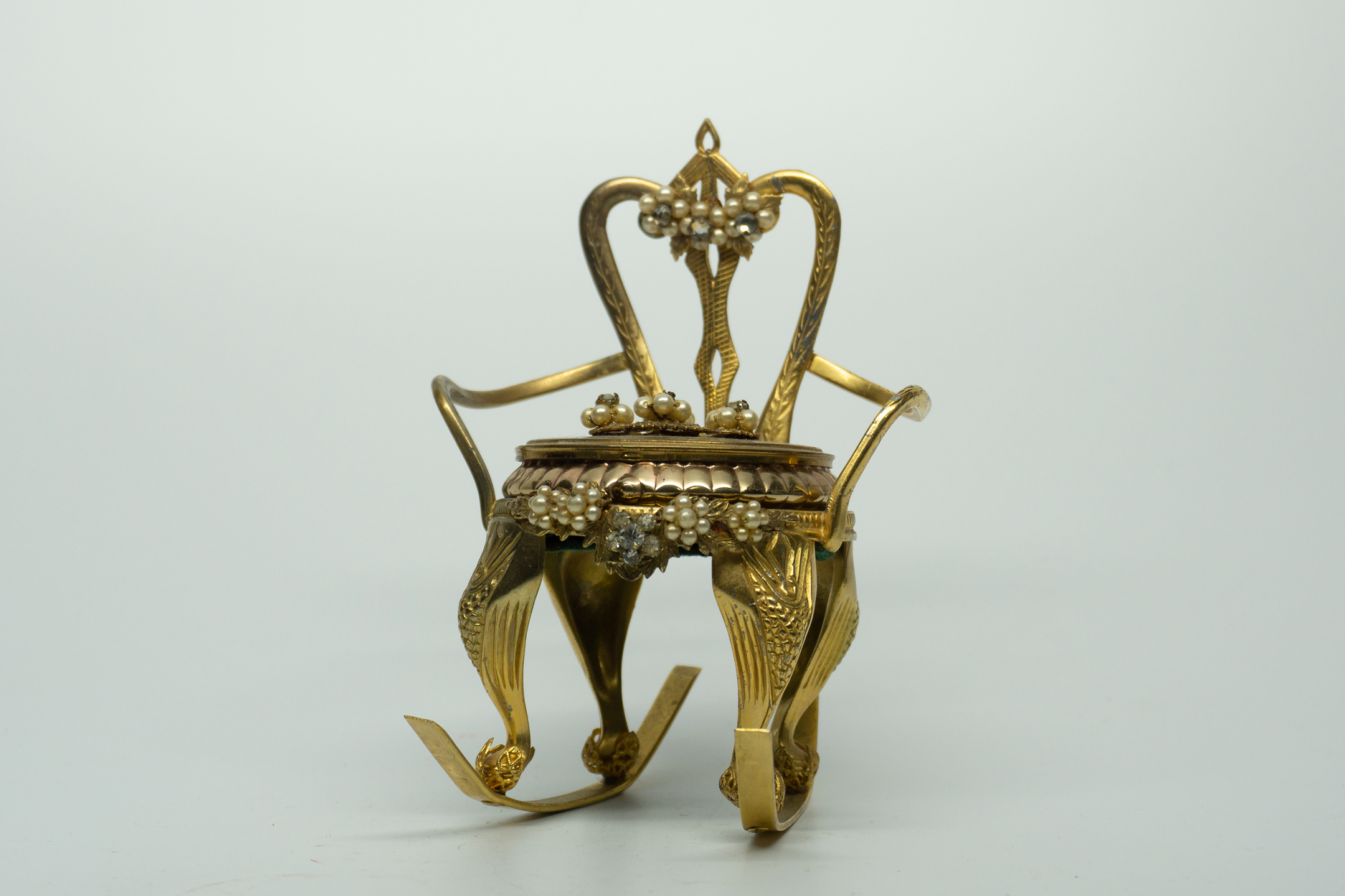 By Robert Chair Compact