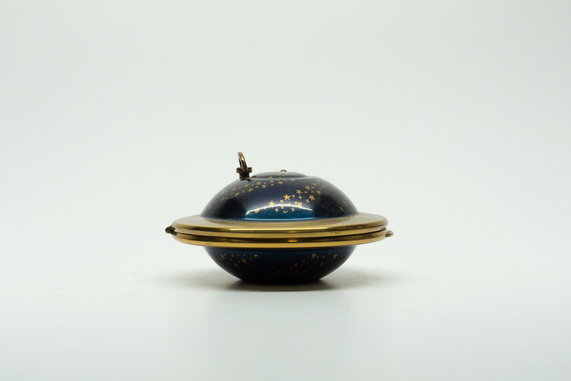 Kigu Flying Saucer Compact with Hook