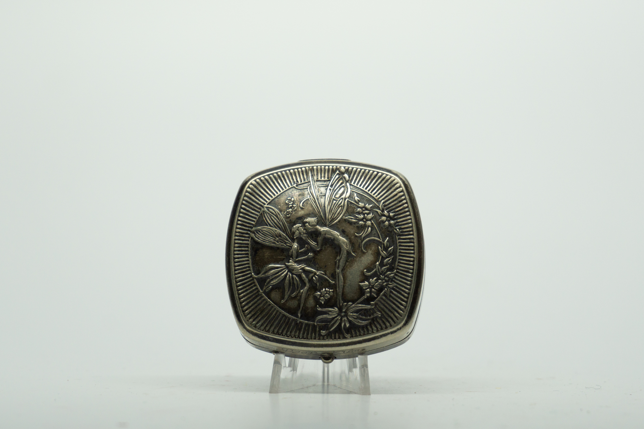 Djer Kiss Kissing Faires Compact