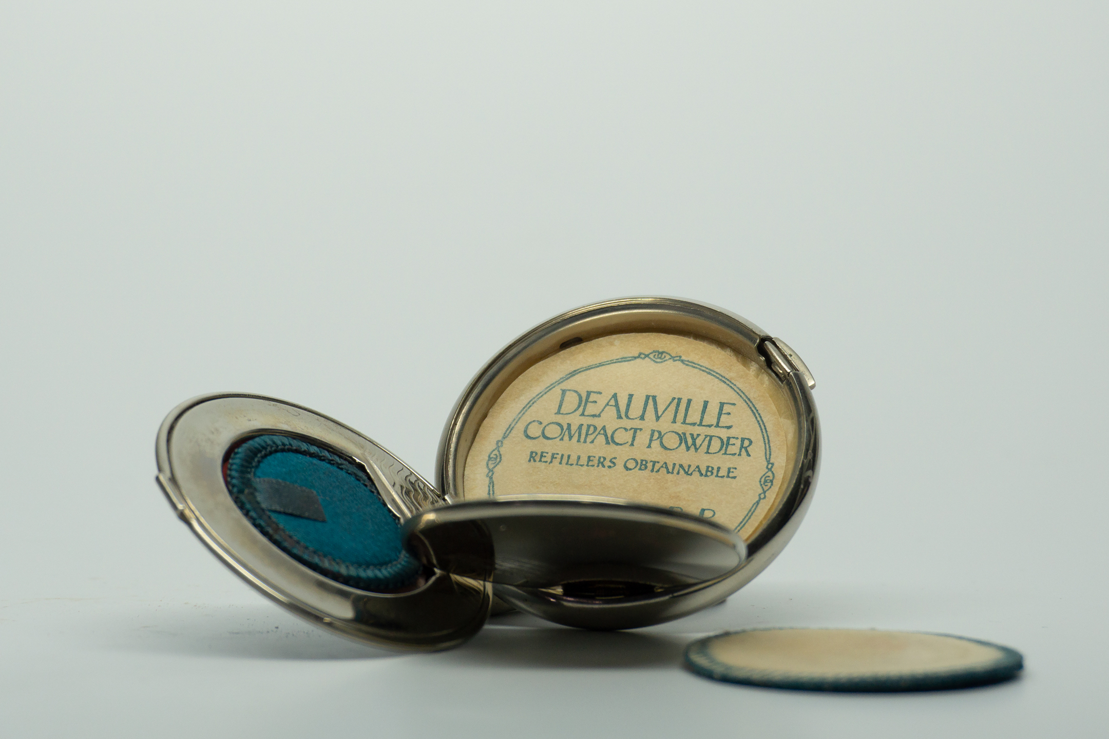 Richard Hudnut Deauville Compact