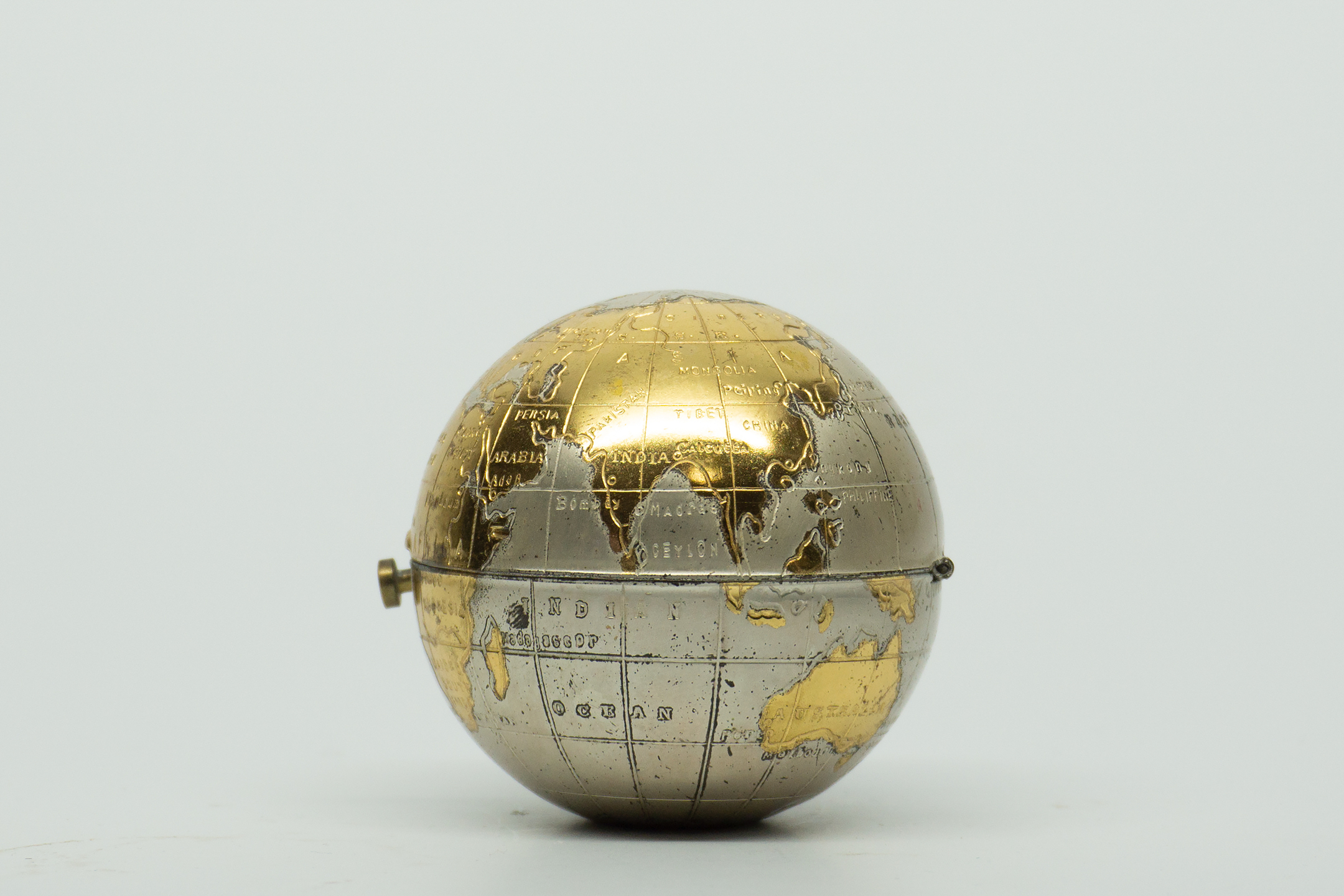 Pygmalion Globe Compact