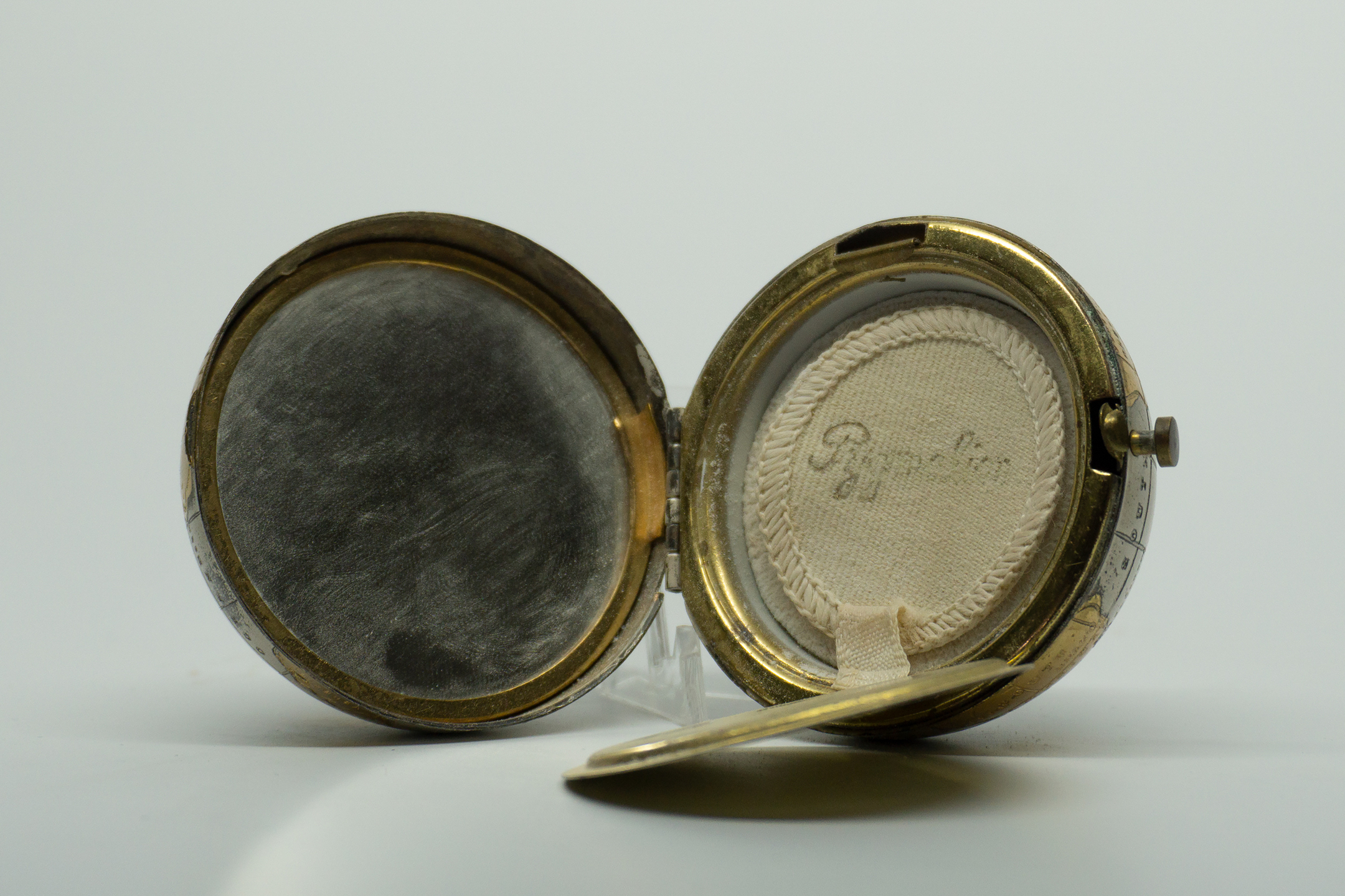 Pygmalion Globe Compact