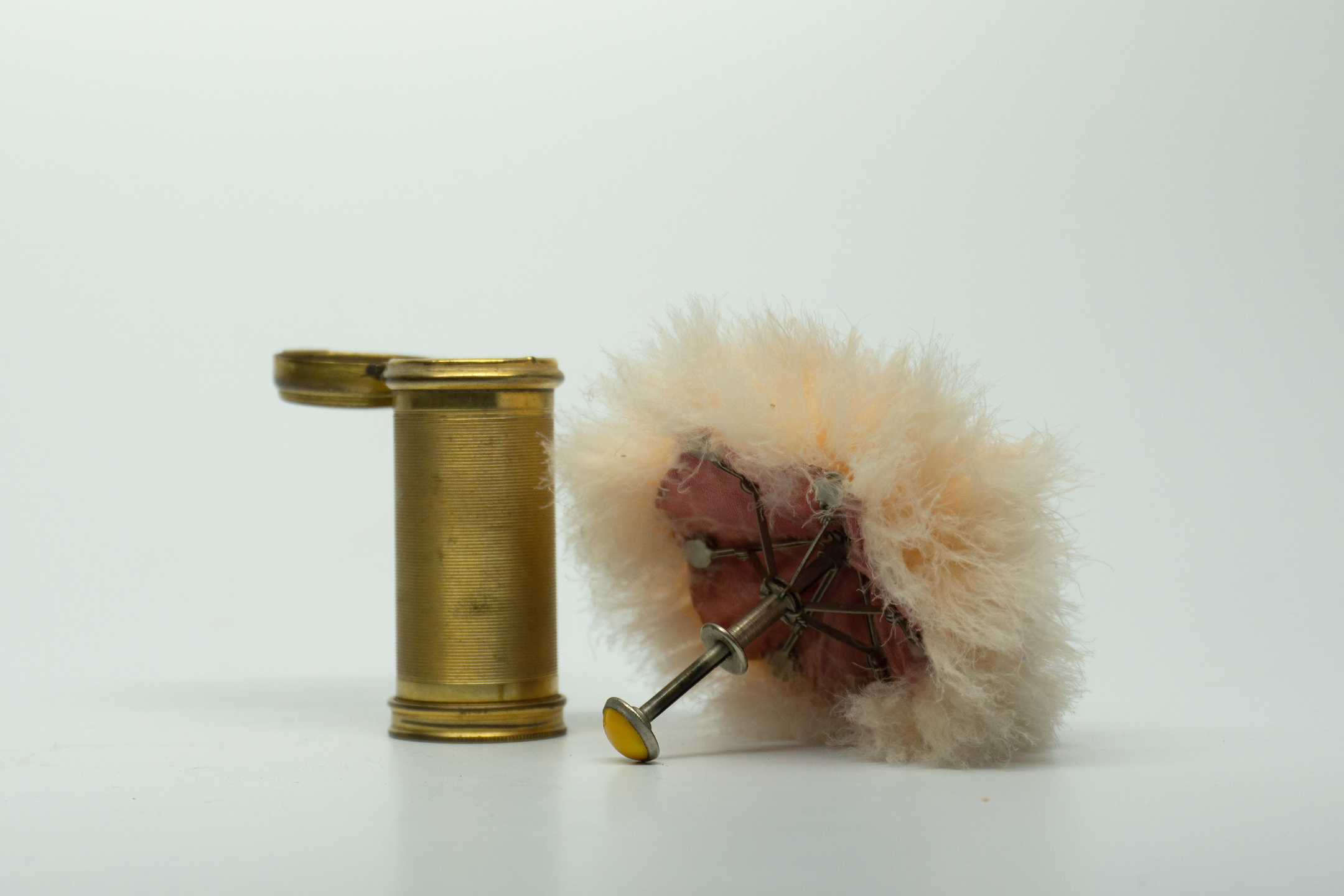 Le Pomponette Puff in Case with Mirror